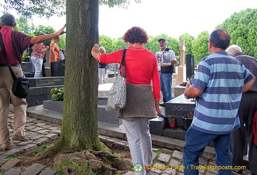 Fans of Edith Piaf visiting her grave
